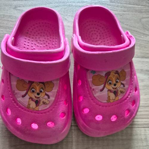 Paw Patrol Crocs  Größe: 24/25, zu finden beim Stand 100 am Standort Flohkids Berlin Ost