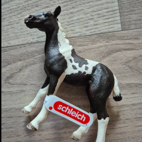 Schleich Fohlen schwarz-weiß, zu finden beim Stand 16 am Standort Flohkids Berlin Ost