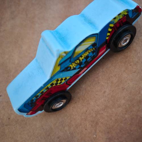 HotWheels holzauto hellblau, zu finden beim Stand 16 am Standort Flohkids Berlin Ost