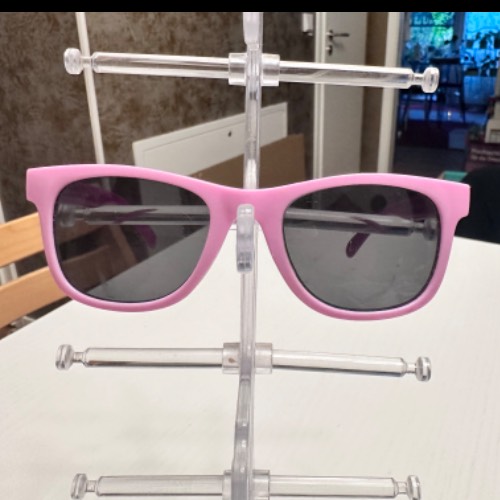 Sonnenbrille lila, zu finden beim Stand 9 am Standort Flohkids Berlin Ost