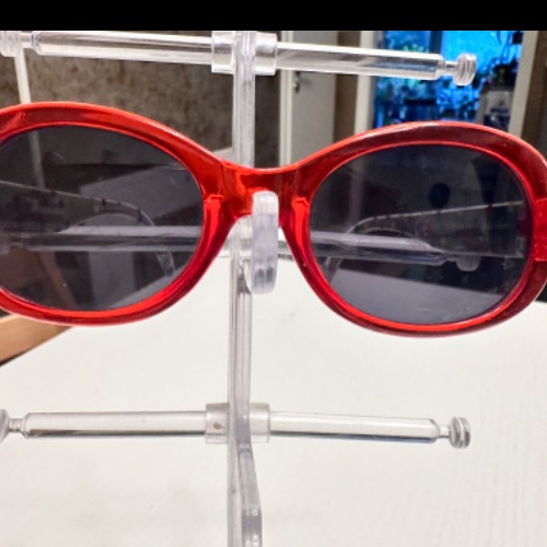 Sonnenbrille rot, zu finden beim Stand 9 am Standort Flohkids Berlin Ost