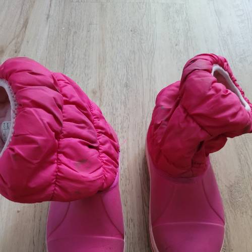 Pinke Stiefel Crocs , zu finden beim Stand 194 am Standort Flohkids Berlin Ost