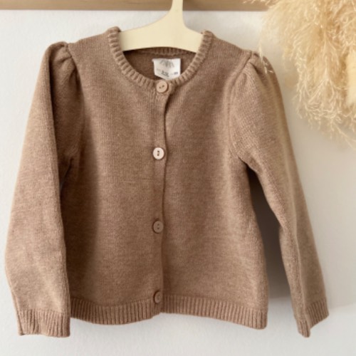 Top - Zara Cardigan nude  Größe: 80, zu finden beim Stand 71 am Standort Flohkids Berlin Ost