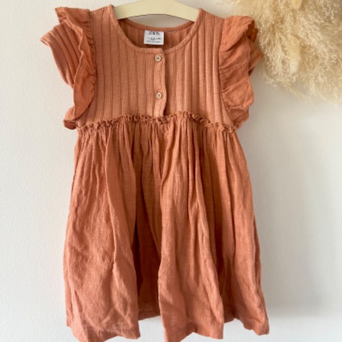 Zara Musselin Kleid apricot  Größe: 98, zu finden beim Stand 71 am Standort Flohkids Berlin Ost