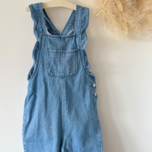 NEU Zara Latzhose Denim Rüsche, zu finden beim Stand 71 am Standort Flohkids Berlin Ost