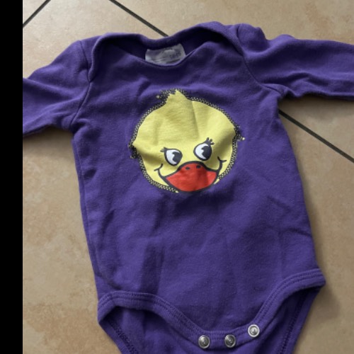 Purple duck onesie  Größe: 56, zu finden beim Stand 226 am Standort Flohkids Berlin Ost