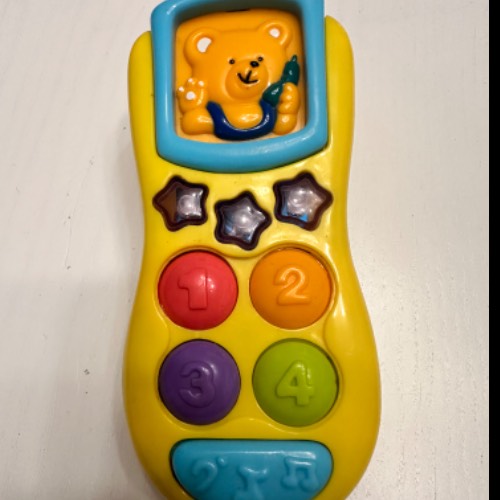 gelbes Baby-Telefon, zu finden beim Stand 9 am Standort Flohkids Berlin Ost