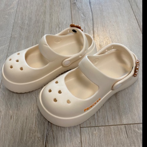 Temu Crocs , zu finden beim Stand 211 am Standort Flohkids Berlin Ost