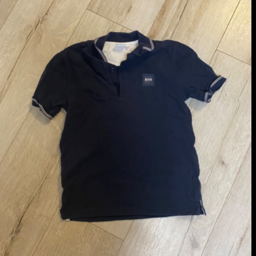 Hugo Boss Polo  Größe: 138 /10 Y , zu finden beim Stand 211 am Standort Flohkids Berlin Ost