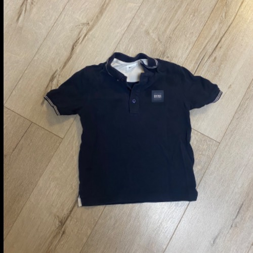 Hugo Boss Polo  Größe: 108 / 5 Y , zu finden beim Stand 211 am Standort Flohkids Berlin Ost