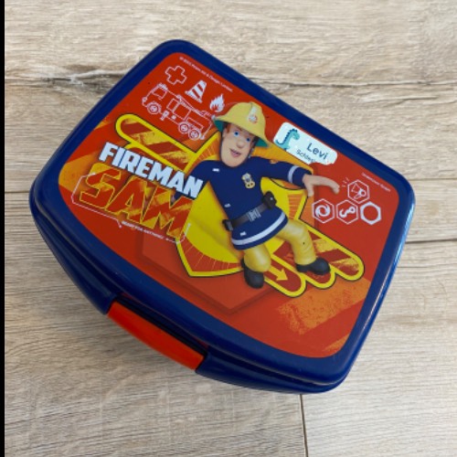 Brotdose Feuerwehrmann Sam , zu finden beim Stand 211 am Standort Flohkids Berlin Ost