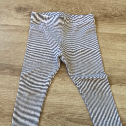 Leggings grau weiß gestreift, zu finden beim Stand 77 am Standort Flohkids Berlin Ost