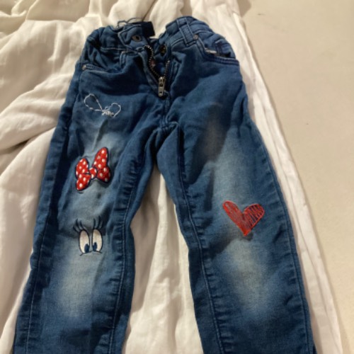 Jeans Mickey Mouse, zu finden beim Stand 77 am Standort Flohkids Berlin Ost