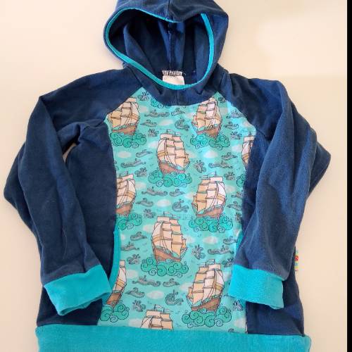 Babauba Hoodie Segelschiff  Größe: 98, zu finden beim Stand 159 am Standort Flohkids Berlin Ost