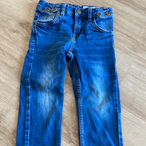 Jeans dunkelblau, zu finden beim Stand 77 am Standort Flohkids Berlin Ost