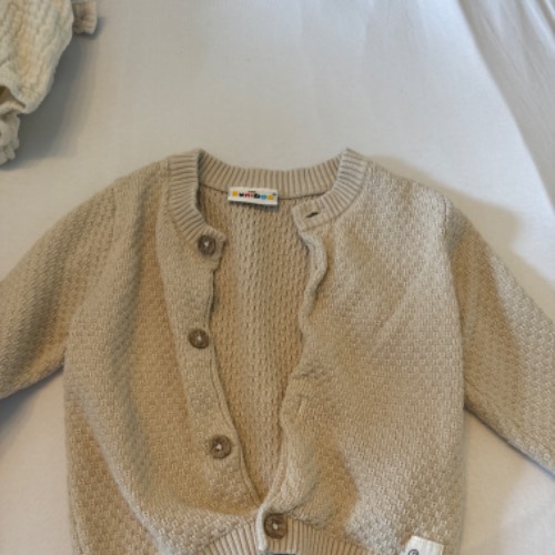 Beige Strickjacke  Größe: 68, zu finden beim Stand 107 am Standort Flohkids Berlin Ost