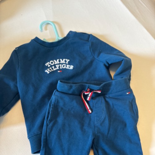 Tommy hilfiger joggerset, zu finden beim Stand 107 am Standort Flohkids Berlin Ost