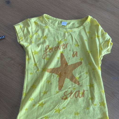 T-Shirt gelb Sterne  Größe: 110/116, zu finden beim Stand 77 am Standort Flohkids Berlin Ost