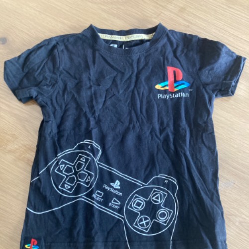 T-shirt Playstation controller, zu finden beim Stand 77 am Standort Flohkids Berlin Ost