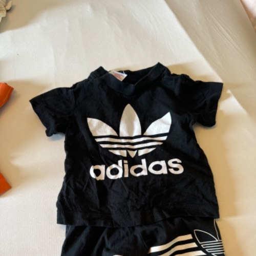 Adidas set  Größe: 74, zu finden beim Stand 107 am Standort Flohkids Berlin Ost