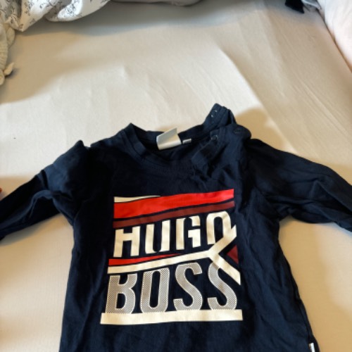 Hugo Boss langatmig  Größe: 74, zu finden beim Stand 107 am Standort Flohkids Berlin Ost