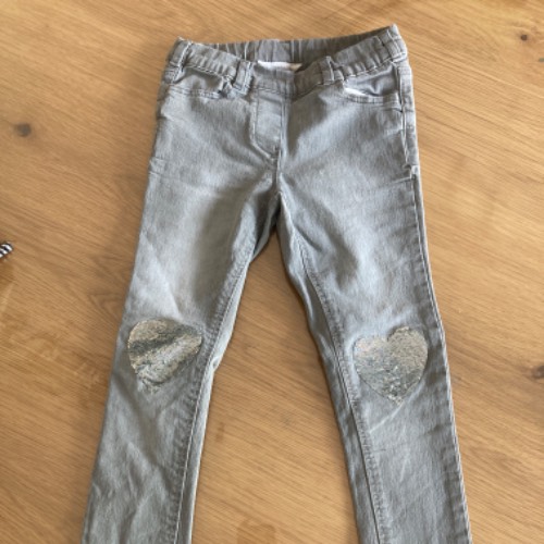 Jeggings grau herz  Größe: 116, zu finden beim Stand 77 am Standort Flohkids Berlin Ost