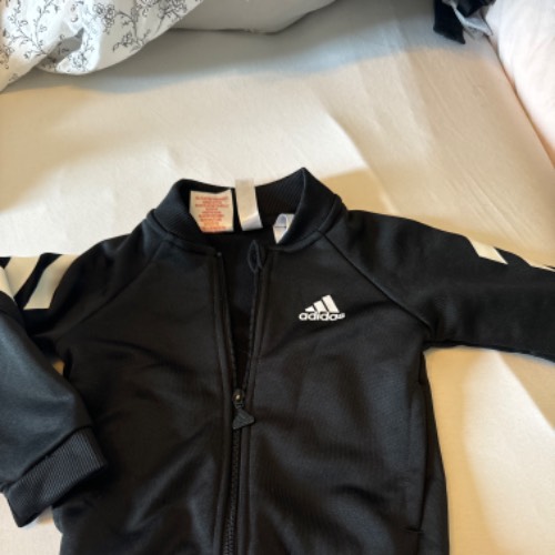 Adidas Strickjacke  Größe: 74, zu finden beim Stand 107 am Standort Flohkids Berlin Ost