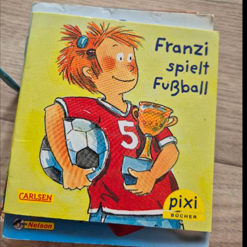 Pixi franzi spielt Fußball , zu finden beim Stand 16 am Standort Flohkids Berlin Ost