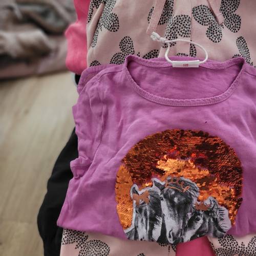 Rosa Langarmshirt  Größe: 128/134, zu finden beim Stand 193 am Standort Flohkids Berlin Ost