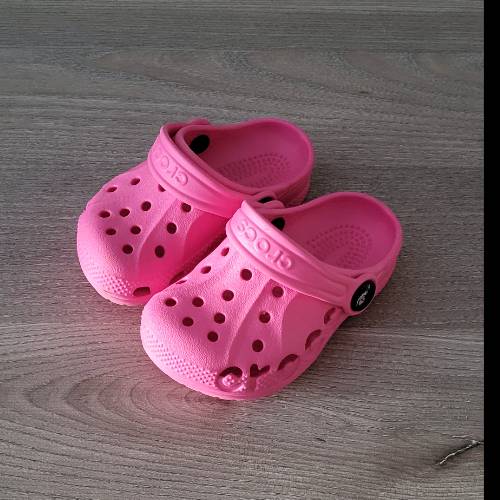 Crocs pink  Größe: 4/5, zu finden beim Stand 101 am Standort Flohkids Berlin Ost