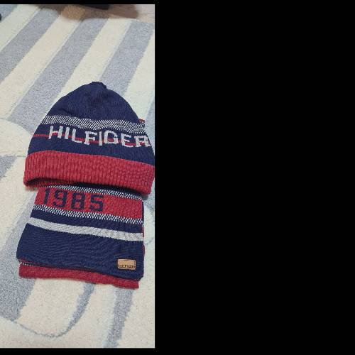 Hilfiger Mütze+Schal, zu finden beim Stand 85 am Standort Flohkids Berlin Ost