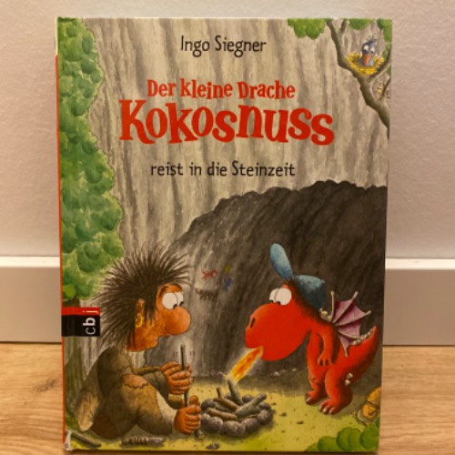 Drache Kokosnuss Steinzeit, zu finden beim Stand 21 am Standort Flohkids Berlin Ost