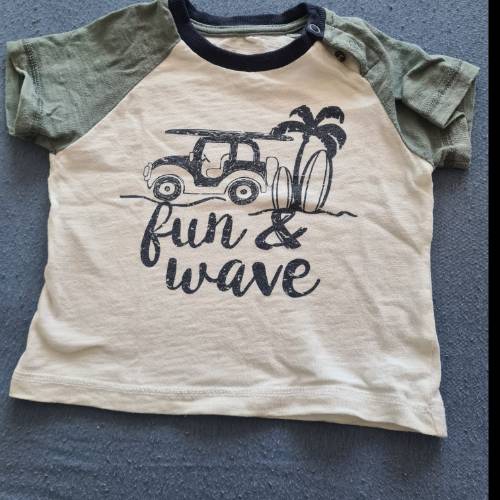 T-shirt fun & wave  Größe: 74, zu finden beim Stand 103 am Standort Flohkids Berlin Ost