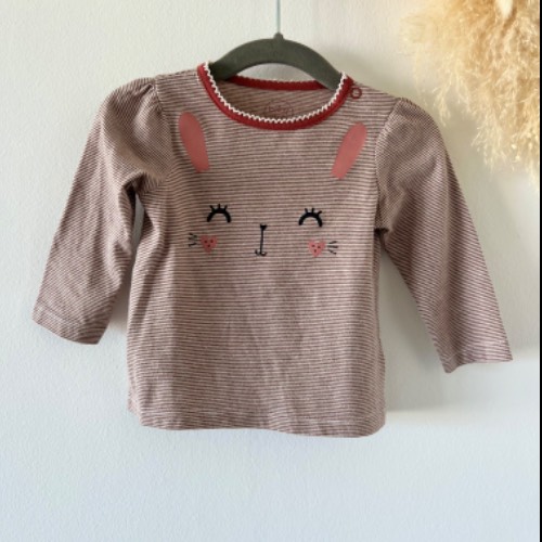 C&A Shirt Hase maroon  Größe: 84, zu finden beim Stand 71 am Standort Flohkids Berlin Ost