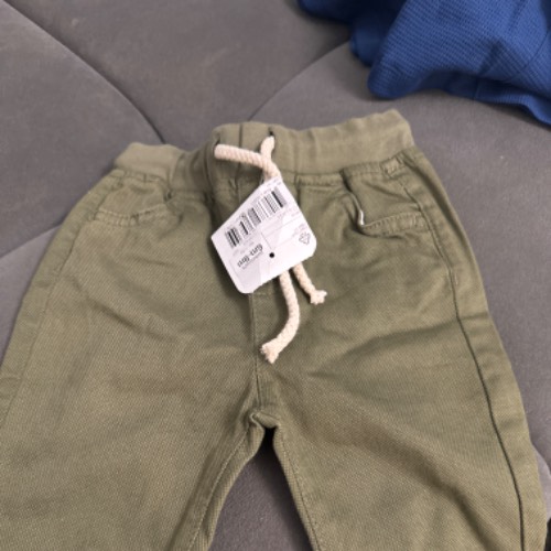 Olive Chinohose, zu finden beim Stand 107 am Standort Flohkids Berlin Ost