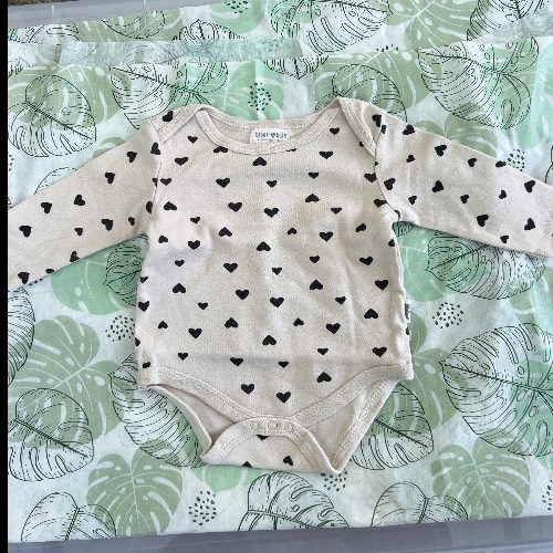 Rabbitbear Body beige/herzen68, zu finden beim Stand 208 am Standort Flohkids Berlin Ost