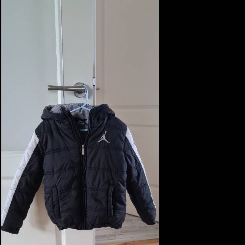 Winterjacke Nike  Größe: 6-7, zu finden beim Stand 85 am Standort Flohkids Berlin Ost