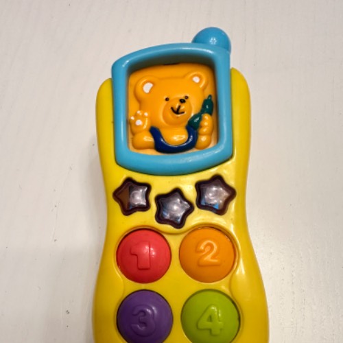 gelbes Baby-Telefon, zu finden beim Stand 9 am Standort Flohkids Berlin Ost