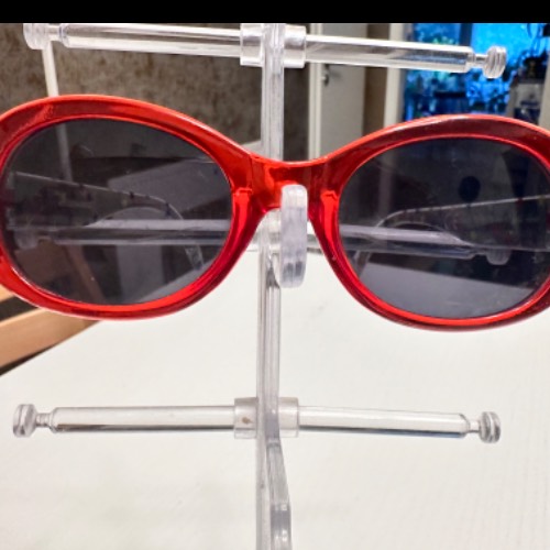 Sonnenbrille rot, zu finden beim Stand 9 am Standort Flohkids Berlin Ost