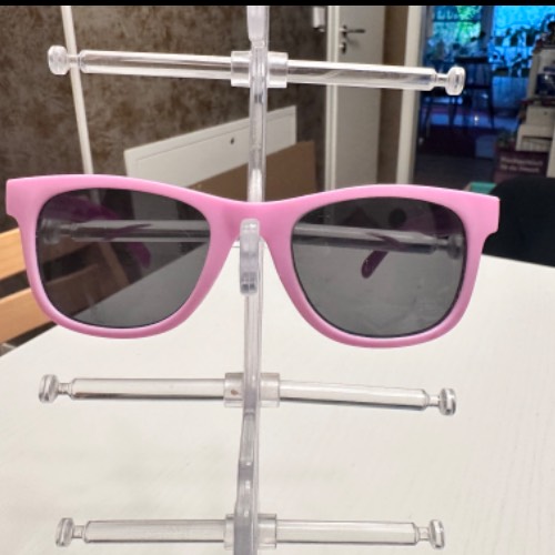 Sonnenbrille lila, zu finden beim Stand 9 am Standort Flohkids Berlin Ost