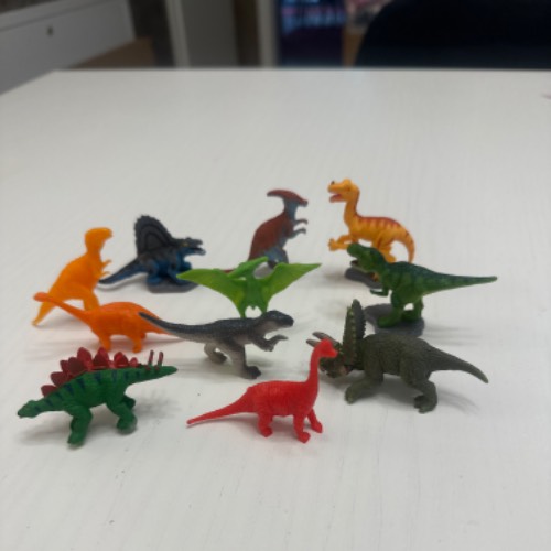 Mini Dinos  Größe: 11 Stück, zu finden beim Stand 9 am Standort Flohkids Berlin Ost