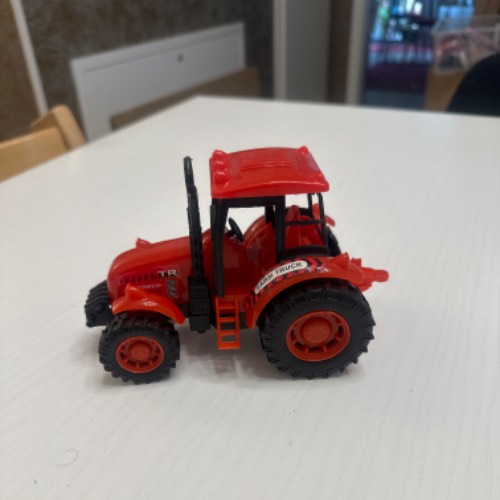 Traktor rot, zu finden beim Stand 9 am Standort Flohkids Berlin Ost