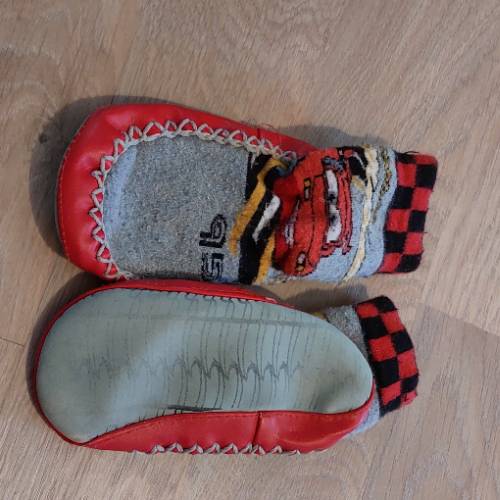 Hausschuhsocken Cars, zu finden beim Stand 47 am Standort Flohkids Berlin Ost