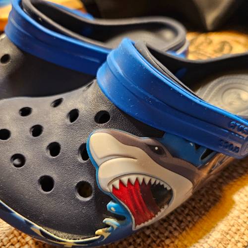 Crocs Hai Jungs  Größe: 33-34, zu finden beim Stand 71 am Standort Flohkids Berlin Ost