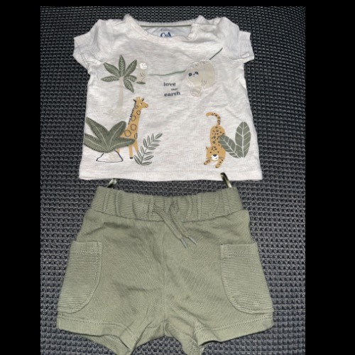 C&A Zweiteiler beige khaki  Größe: 62, zu finden beim Stand 89 am Standort Flohkids Berlin Ost