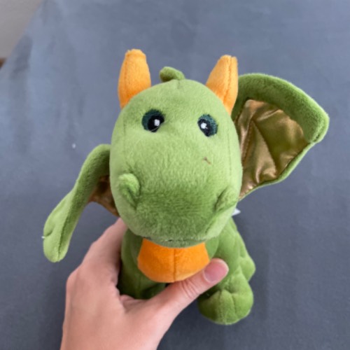 Kuscheltier Drache, zu finden beim Stand 126 am Standort Flohkids Berlin Ost