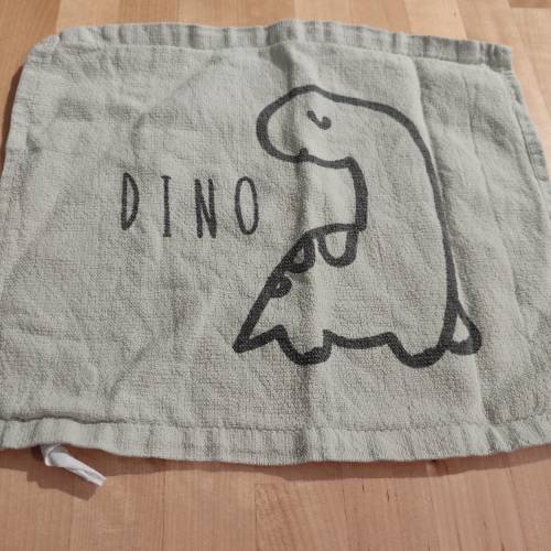 Spucktuch Dino, zu finden beim Stand 175 am Standort Flohkids Berlin Ost