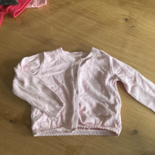 Strickjäckchen rosa  Größe: 92, zu finden beim Stand 77 am Standort Flohkids Berlin Ost