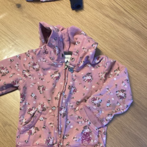 Blumen Sweatjacke  Größe: 98, zu finden beim Stand 77 am Standort Flohkids Berlin Ost