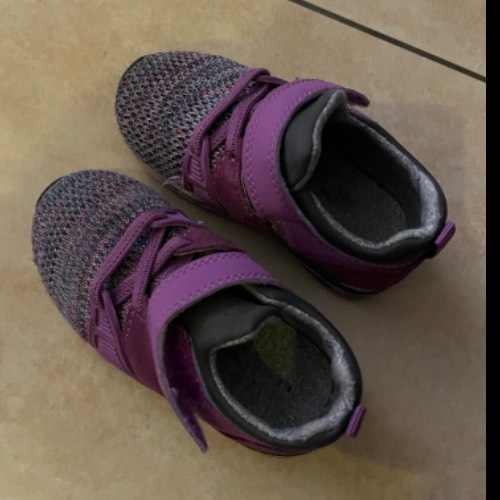 Purple Shoes, zu finden beim Stand 226 am Standort Flohkids Berlin Ost